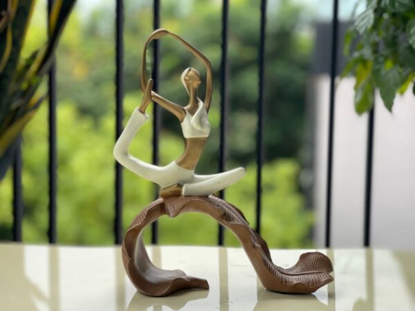 tượng cô gái tập yoga