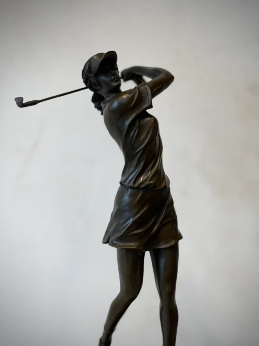 tượng đánh golf nữ